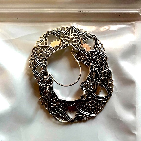 BOGO 50% Off NWT Women’s Vintage Silver Boho Flower Carved Hoop Dangle Earrings - Picture 2 of 7